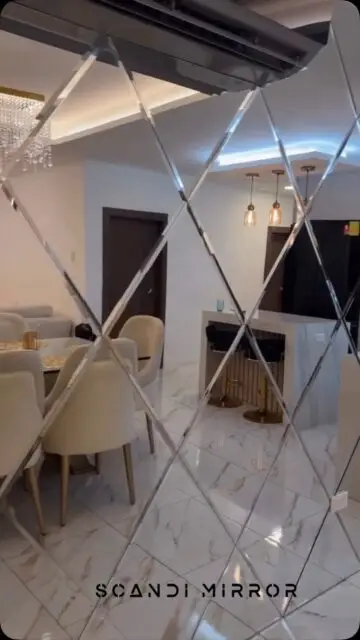 Luz, amplitud y elegancia en una sola pared ✨ Espejo biselado hecho a la medida por Scandi Mirror. Cotiza por DM 📩

Si me dices dónde se instaló (casa, restaurante, gimnasio) o las medidas del proyecto, te lo ajusto para que sea más específico.
