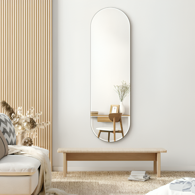 Elegant oval spegel med modern formgivning