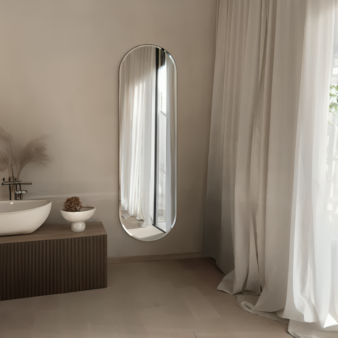 Nordisk oval spegel med metallram