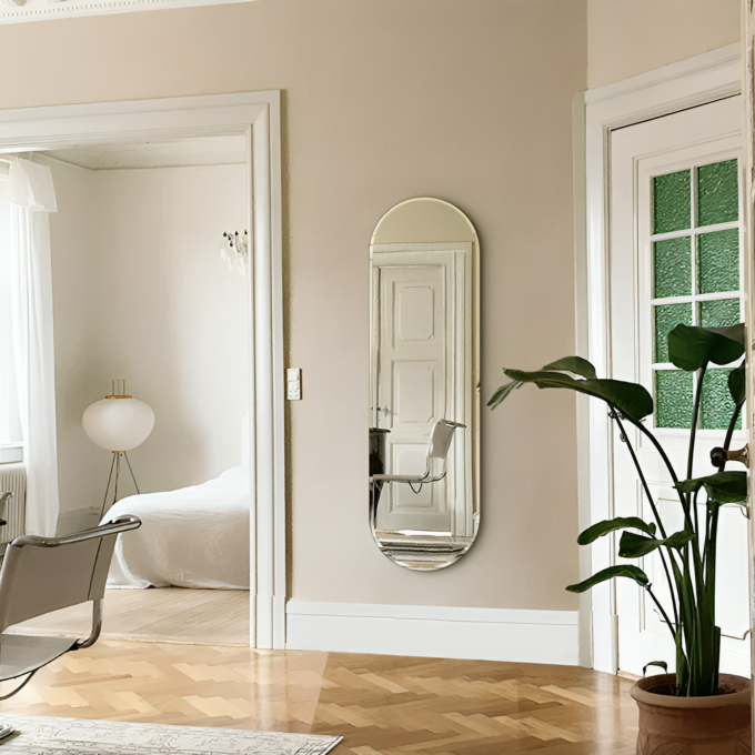 Oval spegel med nordisk charm och enkelhet